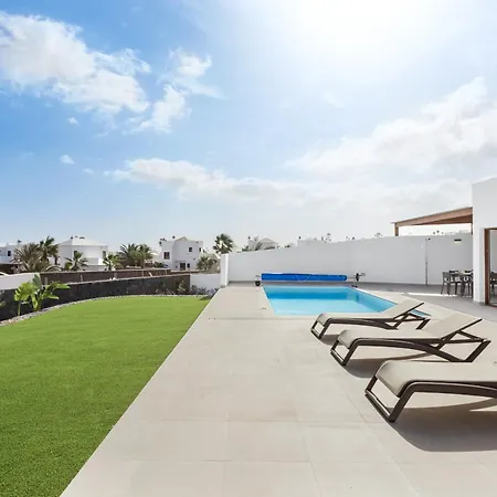 Navya - Vipvipvillas Playa Blanca (Lanzarote)